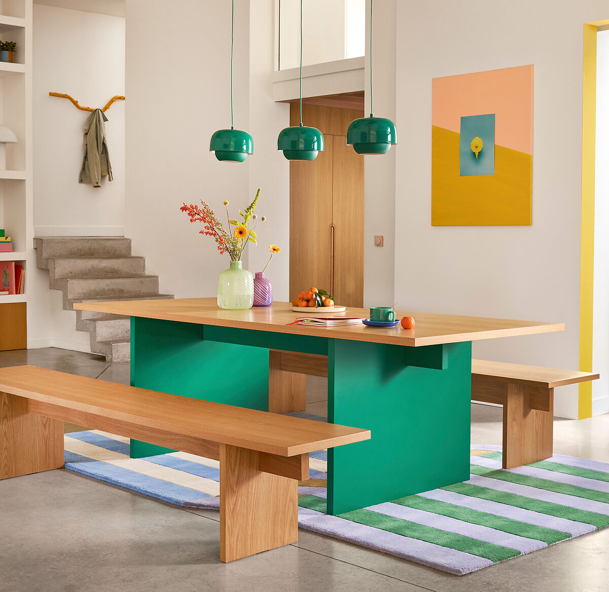 Permette di accogliere fino a otto ospiti il grande tavolo Deling di La Redoute Interieurs: la linea semplice e contemporanea è sottolineato dal colore verde del basamento in MDF verniciato. È realizzato in rovere certificato FSC® che lo rende solido e robusto. Misura L 230 x P 100 x H 75 cm. Prezzo 749 euro. https://www.laredoute.it Permette di accogliere fino a otto ospiti il grande tavolo Deling di La Redoute Interieurs: la linea semplice e contemporanea è sottolineato dal colore verde del basamento in MDF verniciato. È realizzato in rovere certificato FSC® che lo rende solido e robusto. Misura L 230 x P 100 x H 75 cm. Prezzo 749 euro. https://www.laredoute.it