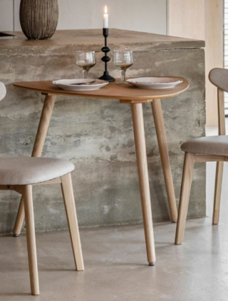 Il piano triangolare del tavolo Hatfield in vendita su Westwing Collection permette di ottimizzare al meglio lo spazio. Il top è impreziosito da una finitura in legno di quercia con venature a vista. Misura L 80 x P 90 x H 75 cm. Prezzo 249 euro. https://www.westwing.it Il piano triangolare del tavolo Hatfield in vendita su Westwing Collection permette di ottimizzare al meglio lo spazio. Il top è impreziosito da una finitura in legno di quercia con venature a vista. Misura L 80 x P 90 x H 75 cm. Prezzo 249 euro. https://www.westwing.it