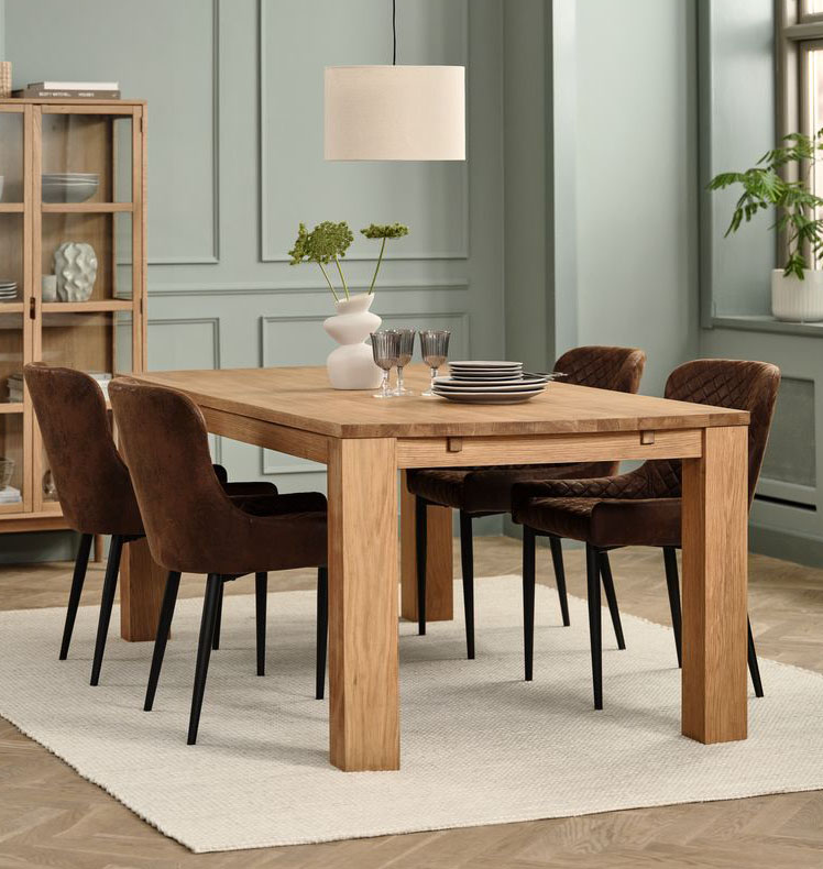 Solido e squadrato il tavolo Olde di Jysk: è completamente realizzato in rovere massello e impiallacciato in legno trattato con olio per proteggerlo e mettere in risalto il colore naturale. Misura L 100 x P 200 x H 76 cm. Prezzo 749 euro. https://jysk.it Solido e squadrato il tavolo Olde di Jysk: è completamente realizzato in rovere massello e impiallacciato in legno trattato con olio per proteggerlo e mettere in risalto il colore naturale. Misura L 100 x P 200 x H 76 cm. Prezzo 749 euro. https://jysk.it