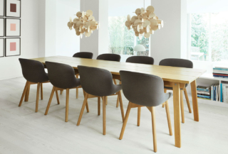 Il maxi tavolo Slice di Normann Copenhagen è caratterizzato da un piano rettangolare composto da tre assi, sostenute da una traversa in legno, impiallacciate in rovere laccato opaco che ne sottolineano il design scandinavo. Misura L 90 x P 300 x H 74 cm. Prezzo 3.035 euro. https://www.normann-copenhagen.com Il maxi tavolo Slice di Normann Copenhagen è caratterizzato da un piano rettangolare composto da tre assi, sostenute da una traversa in legno, impiallacciate in rovere laccato opaco che ne sottolineano il design scandinavo. Misura L 90 x P 300 x H 74 cm. Prezzo 3.035 euro. https://www.normann-copenhagen.com