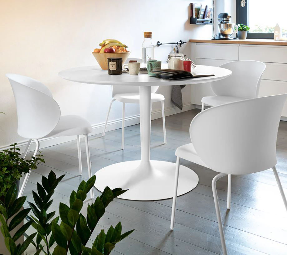 Un basamento centrale a colonna in metallo per il tavolo bianco Planet di Connubia; il piano è disponibile in vetro temprato oppure in legno. La forma essenziale e la colorazione chiara lo rendono facile da ambientare. Misura Ø 90 x H 76 cm. Prezzo a partire da 604 euro. https://connubia.com Un basamento centrale a colonna in metallo per il tavolo bianco Planet di Connubia; il piano è disponibile in vetro temprato oppure in legno. La forma essenziale e la colorazione chiara lo rendono facile da ambientare. Misura Ø 90 x H 76 cm. Prezzo a partire da 604 euro. https://connubia.com