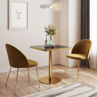 Ha il piano quadrato il tavolo da bistrot Caio Deluxe di Deghi che è composto da un piano in pietra sinterizzata nero effetto marmo e da un sostegno centrale in acciaio spazzolato nella finitura oro. Il top è estremamente resistente e adatto all'uso quotidiano. Misura L 70 x P 70 x H 75,5 cm. Prezzo 197 euro. https://www.deghi.it Ha il piano quadrato il tavolo da bistrot Caio Deluxe di Deghi che è composto da un piano in pietra sinterizzata nero effetto marmo e da un sostegno centrale in acciaio spazzolato nella finitura oro. Il top è estremamente resistente e adatto all'uso quotidiano. Misura L 70 x P 70 x H 75,5 cm. Prezzo 197 euro. https://www.deghi.it