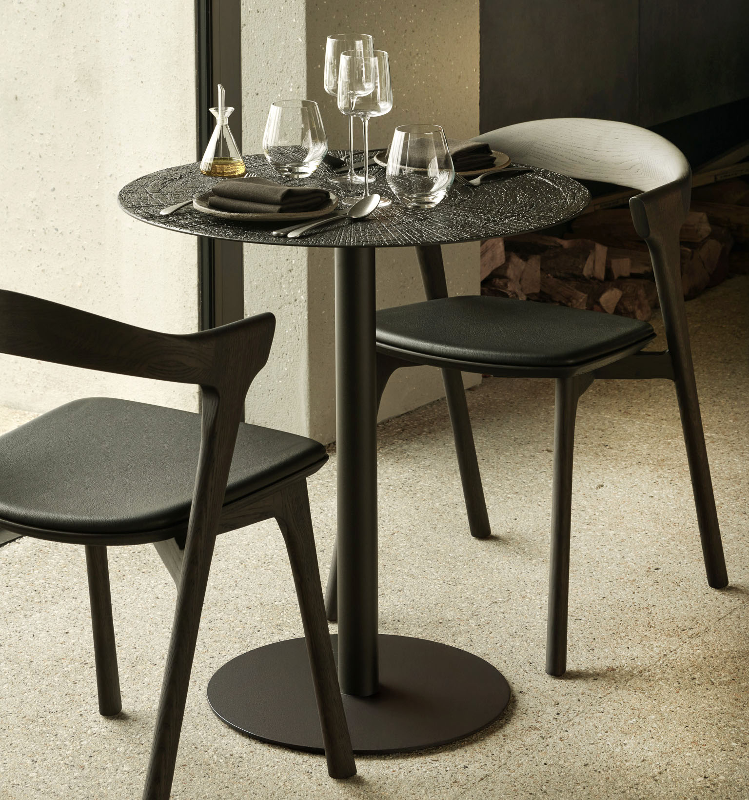 Ha la base in metallo verniciato a polvere Bronzo Scuro il tavolo rotondo per due Blend di Ethnicraft che ha il top in Ray Whiskey Minerals, un materiale composto da polveri minerali, acqua, terra, pigmenti colorati naturali e polveri metalliche, con una finitura a base d'acqua per una protezione ottimale contro gli schizzi e l'usura quotidiana. Misura Ø 70 x H 76 cm. Prezzo 728 euro. https://ethnicraft.com Ha la base in metallo verniciato a polvere Bronzo Scuro il tavolo rotondo per due Blend di Ethnicraft che ha il top in Ray Whiskey Minerals, un materiale composto da polveri minerali, acqua, terra, pigmenti colorati naturali e polveri metalliche, con una finitura a base d'acqua per una protezione ottimale contro gli schizzi e l'usura quotidiana. Misura Ø 70 x H 76 cm. Prezzo 728 euro. https://ethnicraft.com