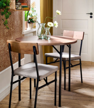 Può trovare posto anche in una cucina di piccole dimensioni il tavolo Grotan di Ikea Italia: è composto da un piano rotondo in pino massiccio e da quattro gambe sottili in acciaio nella finitura nera. Misura Ø 80 x H 75 cm. Prezzo 99 euro. https://www.ikea.com Può trovare posto anche in una cucina di piccole dimensioni il tavolo Grotan di Ikea Italia: è composto da un piano rotondo in pino massiccio e da quattro gambe sottili in acciaio nella finitura nera. Misura Ø 80 x H 75 cm. Prezzo 99 euro. https://www.ikea.com