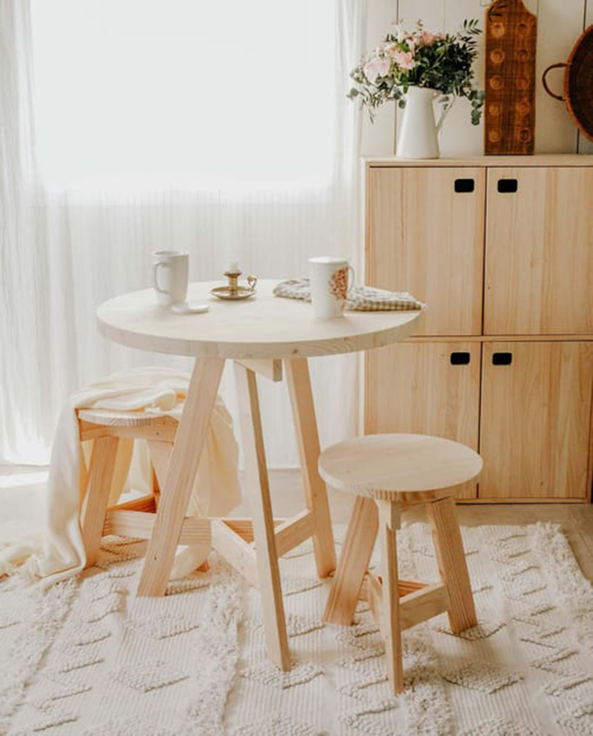 Può trovare posto anche in un angolo il mini tavolo da pranzo One (Ref. 88804055) in vendita da Leroy Merlin: è completamente realizzato in legno lamellare grezzo di abete naturale che può essere personalizzato con pitture o vernici. Misura Ø 60 x H 74,5 cm. Prezzo 87,89 euro. https://www.leroymerlin.it Può trovare posto anche in un angolo il mini tavolo da pranzo One (Ref. 88804055) in vendita da Leroy Merlin: è completamente realizzato in legno lamellare grezzo di abete naturale che può essere personalizzato con pitture o vernici. Misura Ø 60 x H 74,5 cm. Prezzo 87,89 euro. https://www.leroymerlin.it