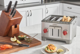 Dotato di 4 ampie fessure, il tostapane ICBWGTR104S-CE di Wolf con guide autocentranti e funzione per il mantenimento in caldo, è completamente in acciaio inox. Le due ampie manopole rosse permettono una regolazione facile e veloce. Può anche preparare i bagel e scongelare il pane. Ha potenza di 1.800 watt. Misura L 30 x P 30 x H 20 cm. Prezzo 427 euro. www.frigo2000service.it