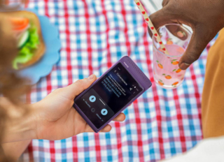 Il traduttore istantaneo Translator Q1 di Vasco funziona con tecnologia di clonazione della voce e la traduzione simultanea durante le chiamate telefoniche, rendendo le conversazioni più naturali che mai. Supporta fino a oltre 100 lingue, integra oltre 10 motori di traduzione basati su IA e garantisce connessione gratuita in quasi 200 paesi grazie alla SIM integrata. Prezzo 489 euro.
www.vasco-electronics.it