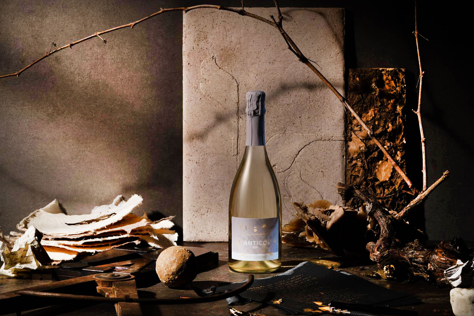 Il vino ancestrale Antico Conegliano Valdobbiadene Prosecco Superiore DOC G – Brut Nature rifermentato in bottiglia di Col Sandago è ottenuto da uve Glera in purezza provenienti dai vigneti situati nel comune di Susegana, dove il terreno argilloso gli conferisce una delicata mineralità. Il carattere distintivo si sviluppa all’interno della bottiglia dove il vino rifermenta senza alcuna filtrazione conservando quindi all’interno il naturale deposito di lieviti. Nel calice si presenta con un colore giallo paglierino accompagnato da una leggera spuma fine e persistente. Il gusto fresco e vellutato, asciutto e piacevolmente amarognolo sul finale, lo rende ottimo in abbinamento ai piatti di pesce e ai salumi e insaccati tipici della zona. La bottiglia da 0,75 l prezzo 12,10 euro. https://colsandago.it