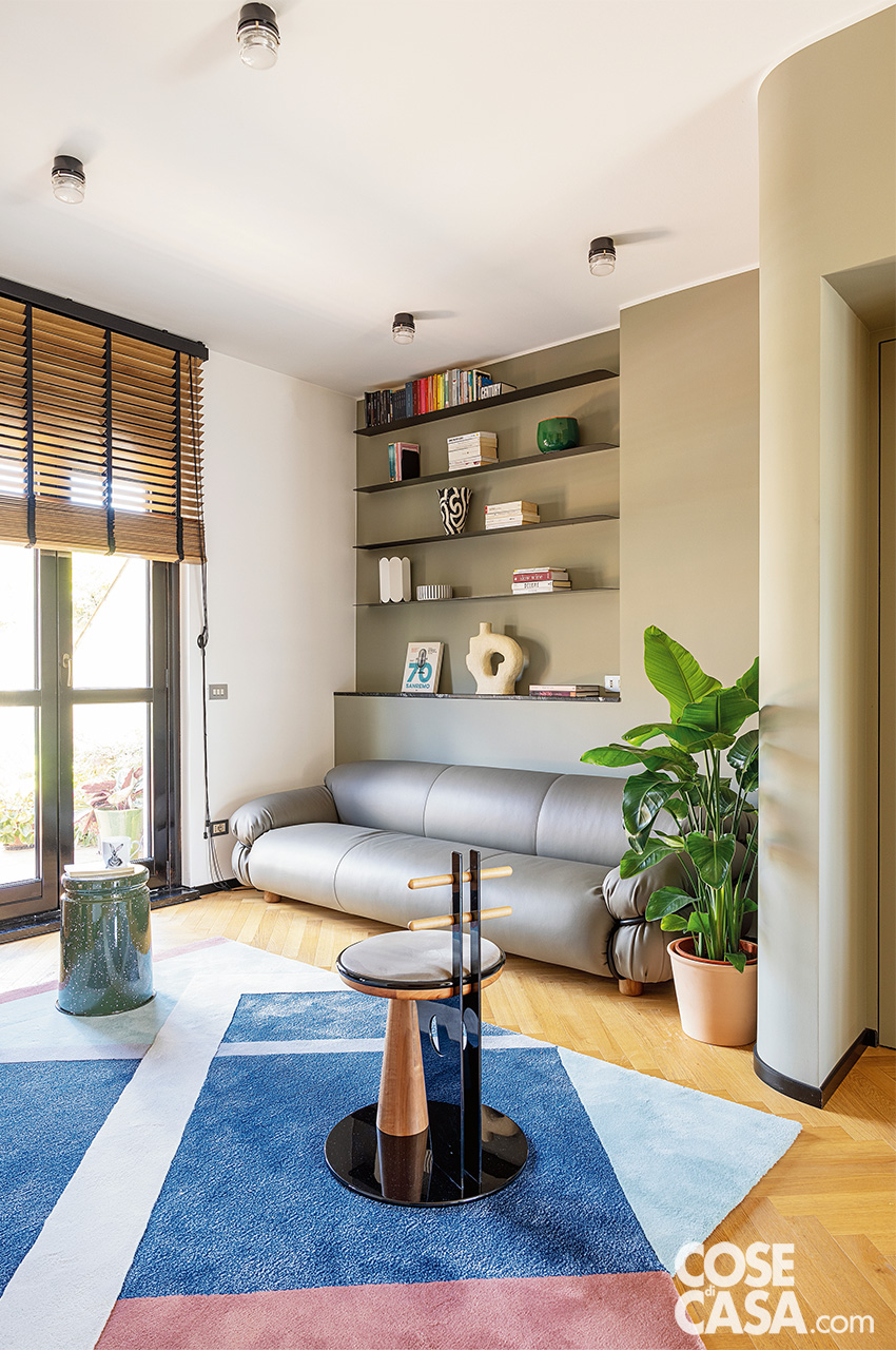 zona conversazione con divano grigio zona conversazione con divano grigio