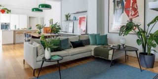 Casa a Torino di 98 mq: ristrutturazione in stile nordico con cucina open space e balconata storica