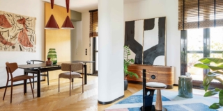 80 mq senza spazi inutilizzati, con due camere, due bagni e la zona lavanderia dietro un elegante tendaggio