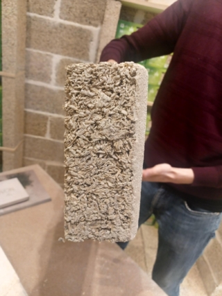 Biomattone in calce e canapa di Tecnocanapa by Senini, per costruzioni e rivestimenti, traspirante ed ecologico, è un materiale per la bioedilizia dalle grandi potenzialità. Biomattone in calce e canapa di Tecnocanapa by Senini, per costruzioni e rivestimenti, traspirante ed ecologico, è un materiale per la bioedilizia dalle grandi potenzialità.