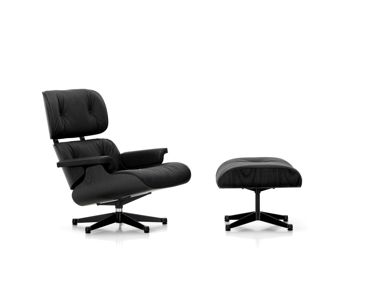 poltrona Eames Lounge Chair, scocca impiallacciata castagno, pelle nera, basamento metallo verniciato