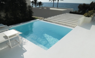 Anche la zona della piscina è stata protetta con lo smalto Overground