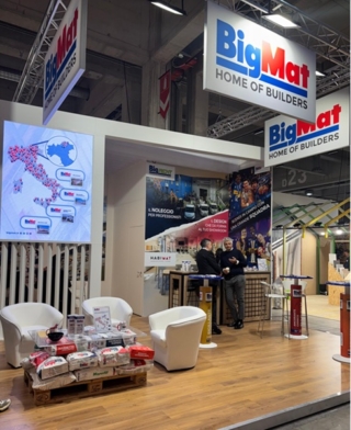 BigMat è un punto di rfierimento nel mondo dell'edilizia, con la rete di showroom d’interni Habimat, composta da 49 punti espositivi e BigRent, il servizio di noleggio di piccole e medie attrezzature per l’edilizia con 50 centri noleggio in Italia rivolti a professionisti, partite IVA e privati. Si tratta di un network che integra prodotti a marchio BigMat, servizi evoluti e strumenti di supporto dedicati ai rivenditori, con l’obiettivo di rafforzare la competitività dei singoli operatori e dell’intero sistema. All’interno dello stand, il Gruppo presenta uno spazio espositivo orientato ai servizi e ai prodotti a marchio, concepito come punto di confronto e approfondimento per professionisti, operatori del settore e potenziali nuovi partner. www.bigmat.it