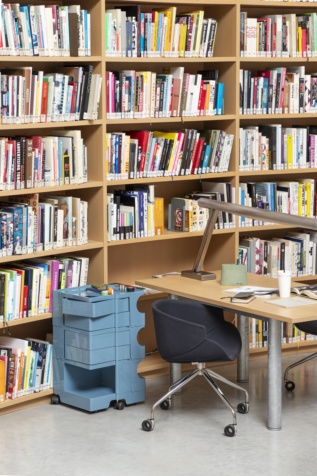 Carrello Boby (design Joe Colombo) di B-Line nel colore Blue whale. Modello B34, misure L 43 x H 73,5 x P 42 cm, costa 483 euro +Iva.