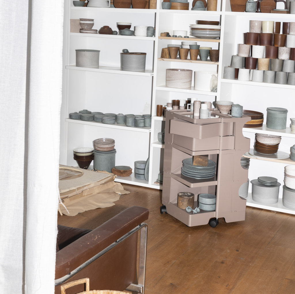 Carrello Boby (design Joe Colombo) di B-Line nel colore Cumin. Modello B32, misure L 43 x H 73,5 x P 42 cm, costa 449 euro +Iva.