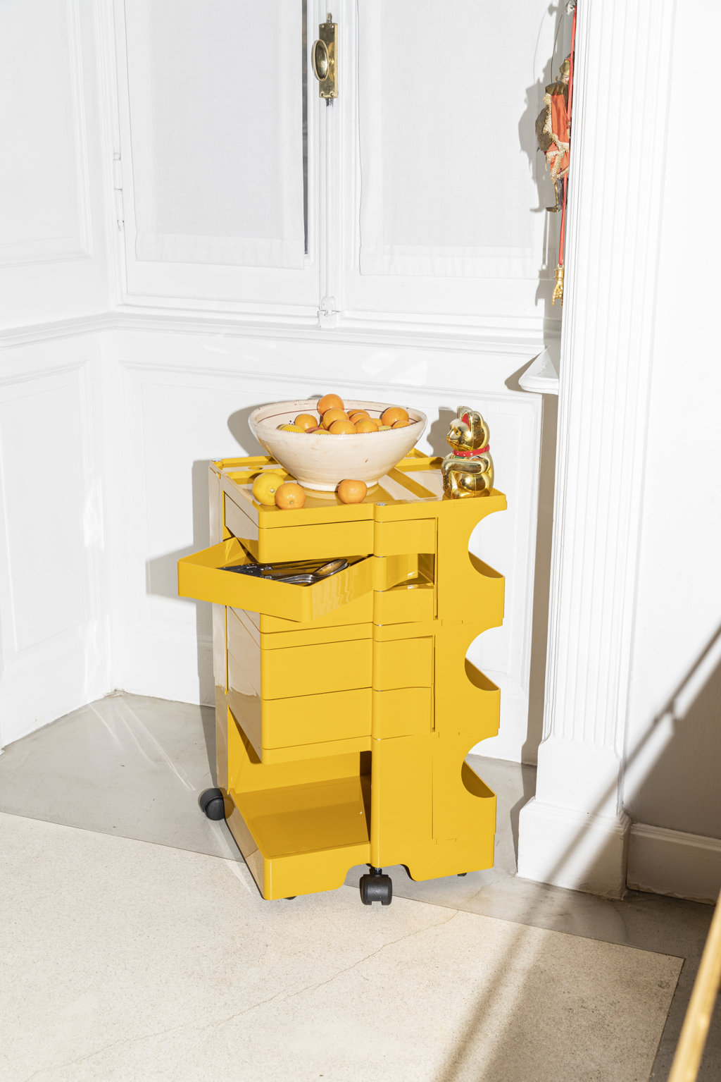 Carrello Boby (design Joe Colombo) di B-Line nel colore Honey. Modello B35, misure L 43 x H 73,5 x P 42 cm, costa 488 euro +Iva.