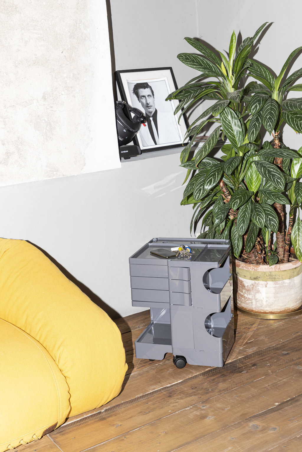 Carrello Boby (design Joe Colombo) di B-Line nel colore Tornado Grey. Modello B23, misure L 43 x H 52,5 x P 42 cm, costa 351 euro +Iva.