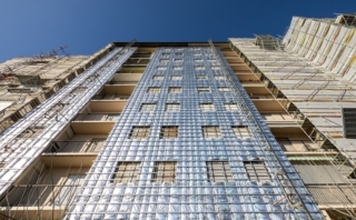 Isolareflex di Boero è il sistema di isolamento termico a secco, per l’efficientamento energetico di edifici esistenti e per nuovi progetti, brevettato in Italia e in Europa. Grazie ad un isolante termoriflettente posto all’interno di un’orditura in acciaio zincato, il sistema sfrutta la combinazione di aria e alluminio per creare una barriera termica che riflette fino al 98% del calore in estate e lo trattiene in inverno, per un comfort abitativo ottimale in ogni stagione. www.boero.it