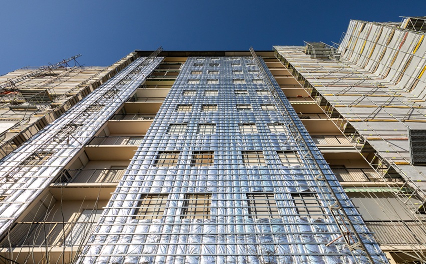 Isolareflex di Boero è il sistema di isolamento termico a secco, per l’efficientamento energetico di edifici esistenti e per nuovi progetti, brevettato in Italia e in Europa. Grazie ad un isolante termoriflettente posto all’interno di un’orditura in acciaio zincato, il sistema sfrutta la combinazione di aria e alluminio per creare una barriera termica che riflette fino al 98% del calore in estate e lo trattiene in inverno, per un comfort abitativo ottimale in ogni stagione. www.boero.it