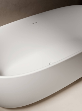 Vasca ovale in Livingtec® 170x82 h53 cm. Installazione free-standing.
Kit di scarico e piletta cod. KOIBOSC incluso.