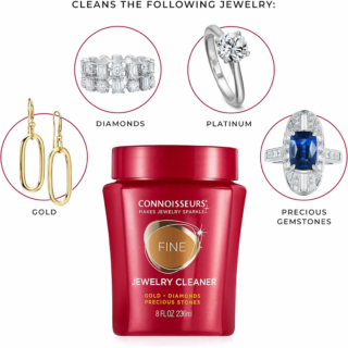 Lucida e proteggere il Jewelry Cleaner di Connoisseurs, estremamente pratico, grazie al suo flaconcino che garantisce l’immersione, è dotato anche di spazzolina per eliminare lo sporco. Prezzo: 11,99 euro su amazon.it