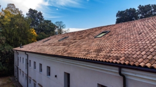 Il tetto ventilato Ergon Puro Fire di Cotto Possagno offre performance e sicurezza. Rappresenta un'ottima soluzione per i tetti in laterocemento e offre prestazioni altissime in termini di resistenza al fuoco. Il laterizio, infatti, è totalmente ignifugo, essendo realizzato in argilla. Inoltre, grazie ad un sistema isolante al top, realizzato con un pannello di resina fenolica espansa, accoppiato ad una guaina impermeabile ma traspirante, l’intero pacchetto ventilato risulta ai vertici per prestazioni ignifughe. www.cottopossagno.com