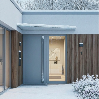 ThermoPlan Hybrid di Hörmann è una porta di ingresso di qualità ed efficienza, attestate dal Sigillo ProdottoQualità dell’Agenzia CasaClima. Realizzata in acciaio inox e alluminio, ha il battente di spessore 82 mm, riempito in schiuma rigida in poliuretano, e offre ottima efficienza energetica con valore di trasmittanza termica Ud pari a 0,78 W/ (m²K) e isolamento acustico fino a 36 dB. A garanzia della sicurezza è in classe antieffrazione RC3 con serratura a 5 punti di chiusura. Si può aggiungere la motorizzazione in abbinamento al sistema BiSecur, per l'apertura a distanza in sicurezza. www.hormann.it