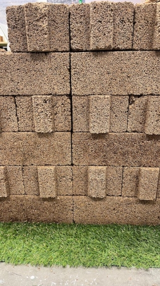 Mattone in nocciolino di Habitekton: come trasformare uno scarto agricolo in risorsa per l'edilizia sostenibile. Mattone in nocciolino di Habitekton: come trasformare uno scarto agricolo in risorsa per l'edilizia sostenibile.