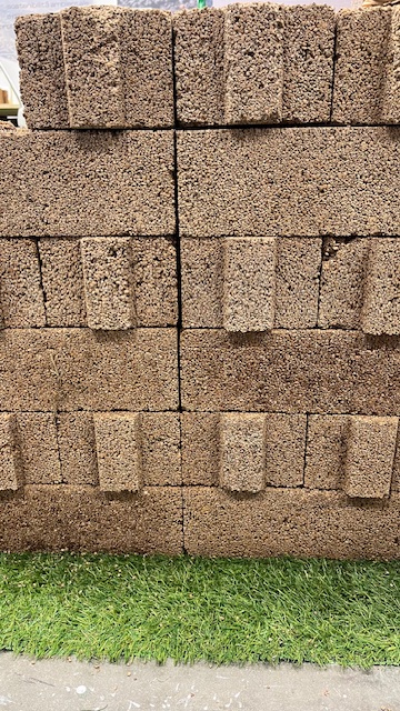 Mattone in nocciolino di Habitekton: come trasformare uno scarto agricolo in risorsa per l'edilizia sostenibile. Mattone in nocciolino di Habitekton: come trasformare uno scarto agricolo in risorsa per l'edilizia sostenibile.