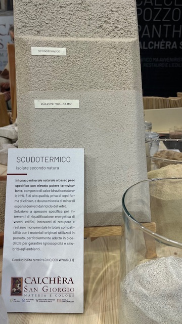 Di Calchèra San Giorgio, l'intonaco minerale naturale a basso peso specifico con elevato potere termoisolante, composto da calce idraulica naturale e una miscela di minerali espansi derivati dal riciclo del vetro. Di Calchèra San Giorgio, l'intonaco minerale naturale a basso peso specifico con elevato potere termoisolante, composto da calce idraulica naturale e una miscela di minerali espansi derivati dal riciclo del vetro.