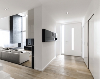 Il portoncino di ingresso HT 310 di Internorm ha struttura in legno lamellare, protetta da materiali compositi come HPL, MDF e HDF che rendono le superfici molto resistenti a urti, acqua e ogni tipo di agente atmosferico. Due guarnizioni lo rendono ancora più impermeabile. Trasmittanza termica Ud fino 0,82 W/m2K, abbatimento acustico fino 34 dB. La ferramenta di chiusura può essere a 3 o 5 punti, con attuatori meccanici per il blocco automatico o con sblocco a motore con optional Ekey / Keypad. www.internorm.com/it-it