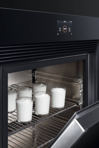 Il controllo costante della temperatura di Freddy è il segreto per creare deliziosi yogurt fatti in casa con ingredienti semplici e naturali, privi di conservanti e additivi. Il controllo costante della temperatura di Freddy è il segreto per creare deliziosi yogurt fatti in casa con ingredienti semplici e naturali, privi di conservanti e additivi.