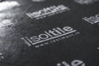 IsolTile di Isolmant ha la funzione di isolare acusticamente. Si tratta di uno strato acustico resiliente elastodinamico a basso spessore desolidarizzante e armante studiato per applicazioni sotto massetto e sotto pavimento. Contribuisce a migliorare sensibilmente l'isolamento acustico ai rumori da impatto se utilizzato per applicazione sotto pavimenti in ceramica, materiale lapideo o parquet, sia se posato sopra il massetto sia su un sistema radiante. Ha spessore di 2 mm. www.isolmant.com