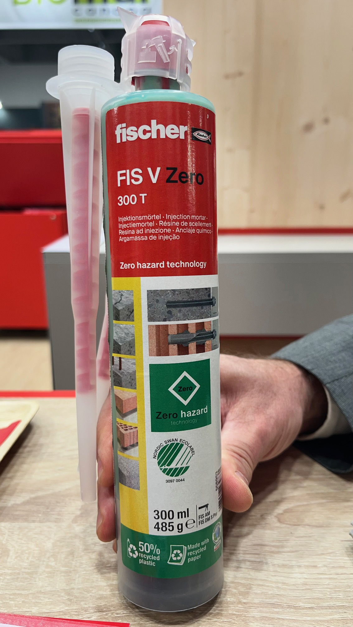 FIS V ZERO l'ancorante zero rischi di Fischer Italia che sostituisce i tasselli negli ancoraggi interni. Non richiede l'uso di guanti né di mascherina.