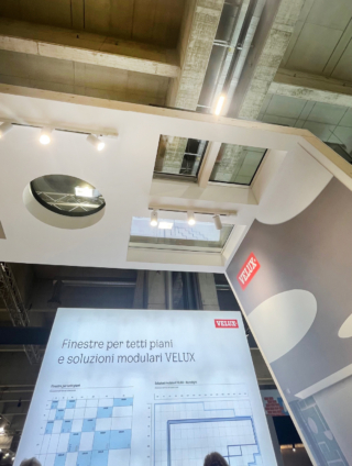 Le finestre di Velux Italia per tetti piani: una gamma ampia di modelli (anche con vetro calpestabile per coperture praticabili e persino di forma tonda)