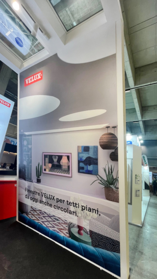 Le finestre di Velux italia per tetti piani: una gamma ampia di modelli (anche con vetro calpestabile per coperture praticabili e persino di forma tonda)