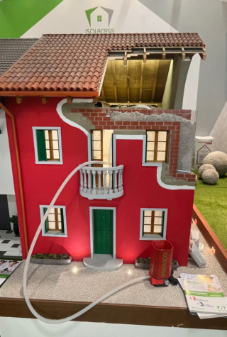 L'isolamento termoacustico con insufflaggio di fibra di cellulosa adatto per sottotetti, pareti e intercapedini di Isolcasa®