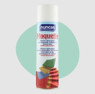 Moquette Spray Smacchiante Moquette e Tappeti di Nuncas è una mousse detergente per la pulizia profonda di moquette, tappeti, passatoie, ma anche per gli interni in tessuto dell'auto. Prezzo 11,20 euro. https://nuncas.com/