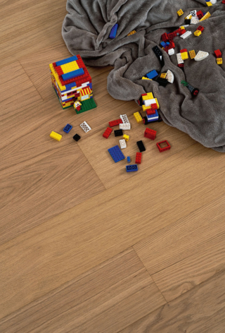 Multistrato, Long Island della collezione Family di Florian, è una pavimentazione in legno resistente a graffi, usura e liquidi, disponibile in due qualità (Prime e Harmony) e altrettanti formati (misure 17,8/24 x 150 cm, sp. 9 mm, foglio legno nobile 0,6 mm), oltre che in diverse finiture. Costa a partire da 35 euro/mq + Iva. www.familywoodfloors.com