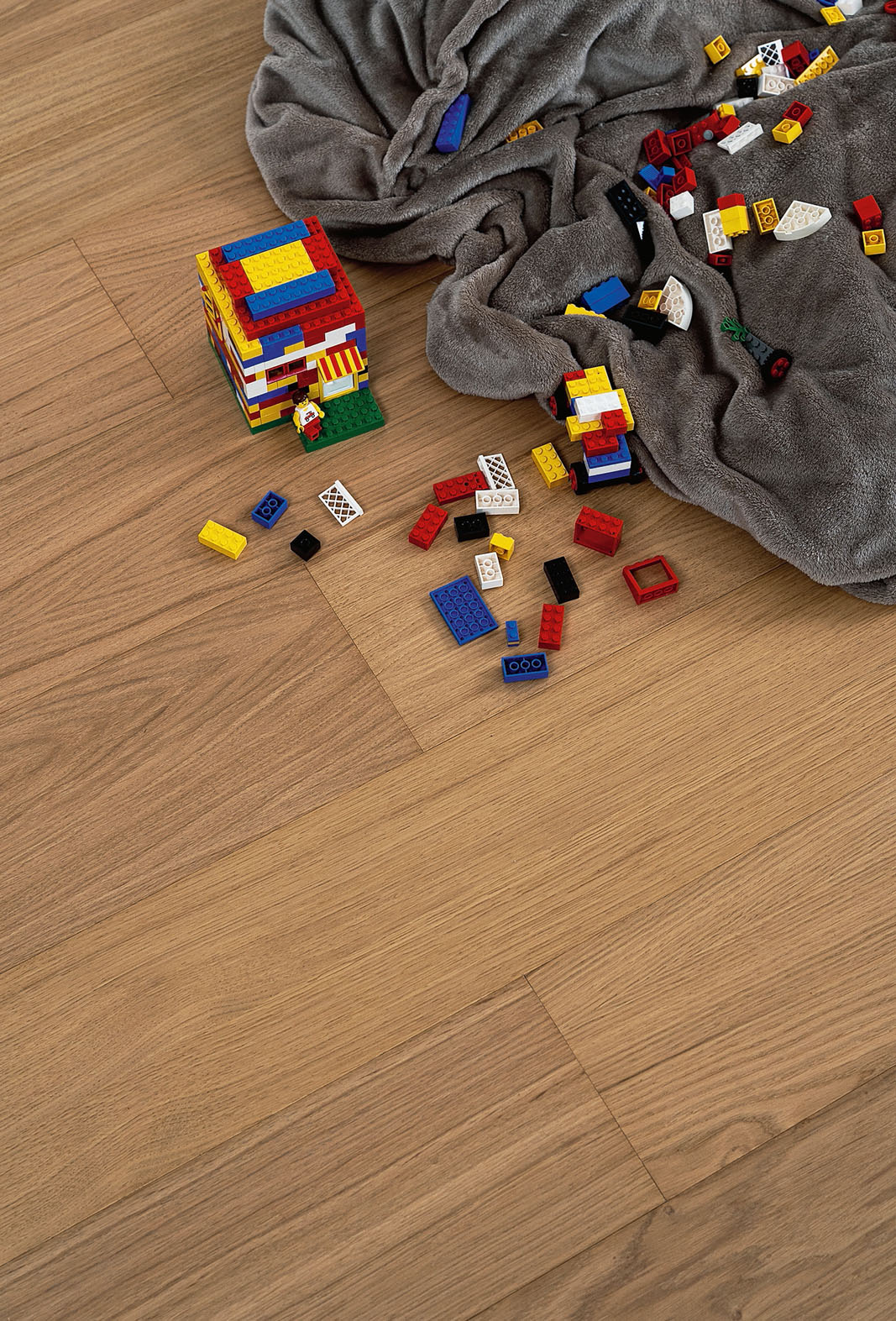 Multistrato, Long Island della collezione Family di Florian, è una pavimentazione in legno resistente a graffi, usura e liquidi, disponibile in due qualità (Prime e Harmony) e altrettanti formati (misure 17,8/24 x 150 cm, sp. 9 mm, foglio legno nobile 0,6 mm), oltre che in diverse finiture. Costa a partire da 35 euro/mq + Iva. www.familywoodfloors.com