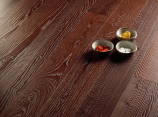 Filoramato della collezione Luci di Fiemme di Fiemme Tremila, con frassino thermowood, è realizzato in Triplostrato® di legno massello ed è biocompatibile, grazie
al trattamento Fiemme Tremila BioPlus®, miscela naturale di oltre 50 oli balsamici, cere e resine vegetali, che permette al legno di restare vivo e libero di respirare. Prezzo su richiesta. www.fiemmetremila.it