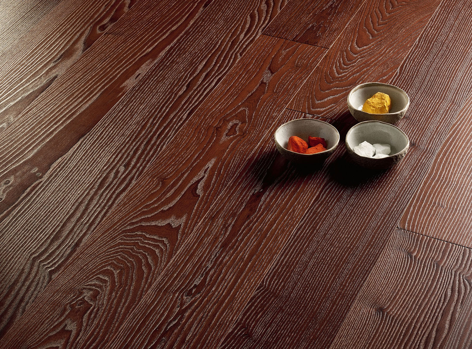 Filoramato della collezione Luci di Fiemme di Fiemme Tremila, con frassino thermowood, è realizzato in Triplostrato® di legno massello ed è biocompatibile, grazie
al trattamento Fiemme Tremila BioPlus®, miscela naturale di oltre 50 oli balsamici, cere e resine vegetali, che permette al legno di restare vivo e libero di respirare. Prezzo su richiesta. www.fiemmetremila.it