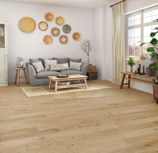 Prefinito in rovere naturale Luxory vetrificato Intenso
di Leroy Merlin, finitura verniciato spazzolato (misure 16,3x118 cm,
sp.14 mm, spessore strato nobile 3,3 mm): la confezione da 1,548 mq costa 120,75 euro (77,90 euro/mq). www.leroymerlin.it