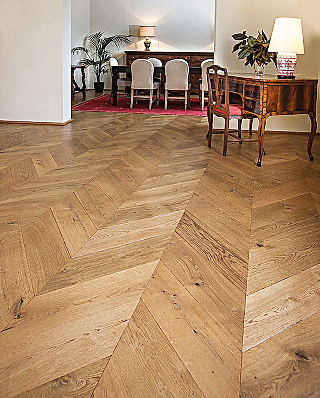 Posato a spina di pesce francese, il rovere
a selezione naturale
di Maro Cristiani, è trattato con finitura trasparente (misure 18 x 40/200 cm, spessore 14 mm). Costa a partire da 68 euro/mq + Iva. www.cristiani.it