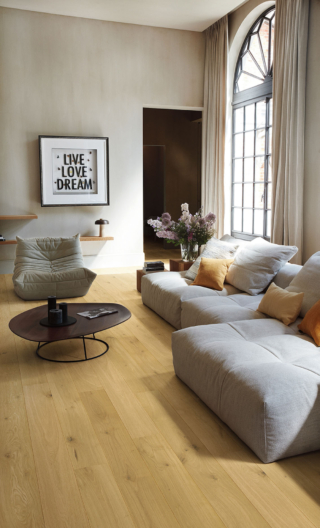 La collezione Amato
di Quick-Step, grazie al trattamento Wood for Life e al sistema di incastro brevettato Uniclic,  ha superficie e bisellature idrorepellenti. Le doghe, con cuore di Hdf, hanno tenuta stagna fino a 72 ore. Costa da 112 euro/mq. www.quick-step.it