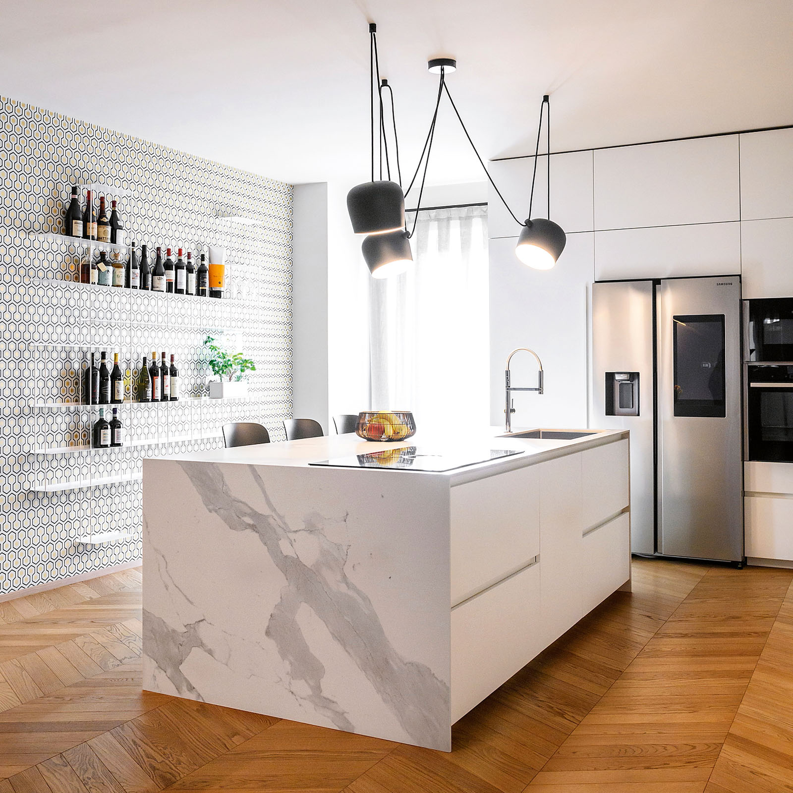 Collezione Loft di Unikolegno, prefinito a due strati di rovere
commerciale termo-trattato a 130 °C a spina a 30° ungherese, spazzolato e verniciato Evo
(doppio ciclo all'acqua effetto naturale, misure 9 x 60 cm, sp. 11 mm). Prezzo su richiesta. www.unikolegno.it