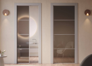 La porta salvaspazio Art.830 della collezione Luce, linea Prestige di Dorigo è caratterizzata dall’apertura scorrevole a scomparsa che riduce l’ingombro e dall’anta a vetro che permette di sfruttare la luce naturale dando maggiore respiro agli ambienti. Le porte Luce in vetro e alluminio sono la soluzione per creare divisioni definite e significative. Grazie alla robustezza e alla qualità dei materiali, la porta diventa un elemento distintivo, in grado di caratterizzare lo spazio. Per modulare la luce e il grado di intimità, l’anta è disponibile con diverse finiture in vetro. In foto in finitura laccato metallizzato Alu, maniglia modello Ring e vetro Reflex Bronzo il prezzo è 2.647 euro. www.gd-dorigo.com