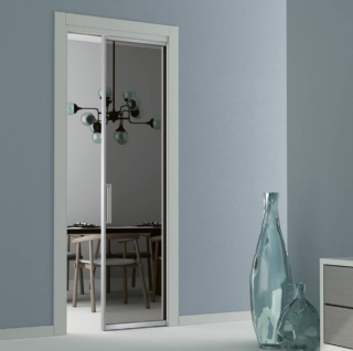 Le porte della collezione Visioni Profile di Aip Porte rappresentano un simbolo di modernità e innovazione nel design degli interni, versatili ed eleganti ottimizzano gli spazi neli ambienti e si adattano ad ogni necessità. Caratterizzate da stile Industrial dalle texture del Rovere Touch alle trame metalliche, ai vetri materici. La scorrevole interno muro Venere è realizzata in vetro trasparente grigio con profili anta in alluminio anodizzato, telaio in legno e finitura Grigio matt, nella misura H 210 il prezzo è a partire da 2.300 euro + Iva. www.aipporte.com